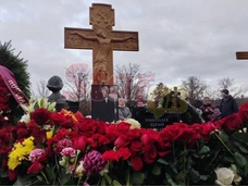 Красивый резной крест и строгий портрет: могила Юрия Николаева на Троекуровском кладбище