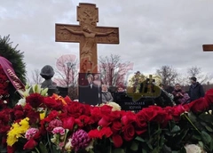 Красивый резной крест и строгий портрет: могила Юрия Николаева на Троекуровском кладбище