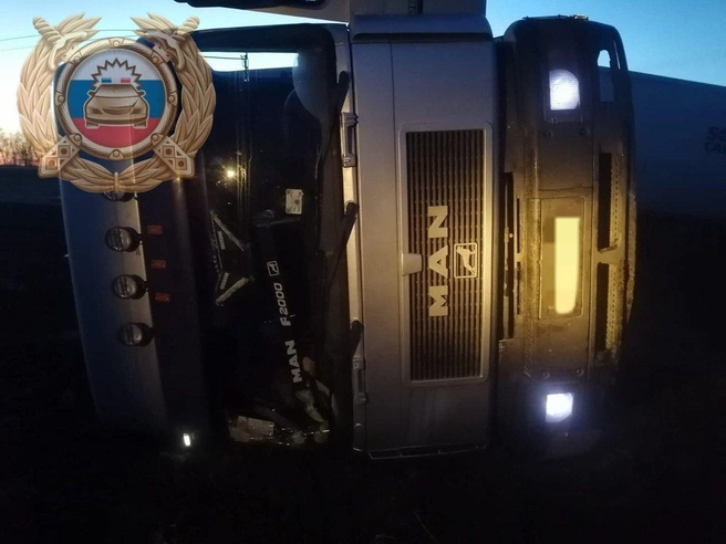 Опрокинувшийся тягач | Источник: ГИБДД по Саратовской области