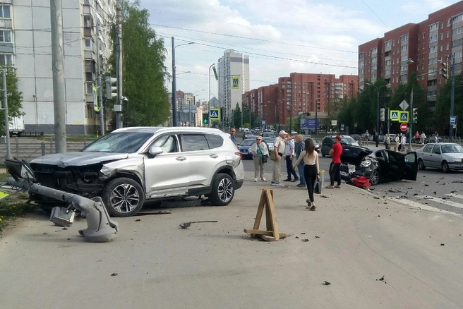 Из багажника вылетела коляска. На пересечении Долгоозерной и Авиаконструкторов столкнулись две машины | Источник: ДТП и ЧП | Санкт-Петербург | Питер Онлайн | СПб
