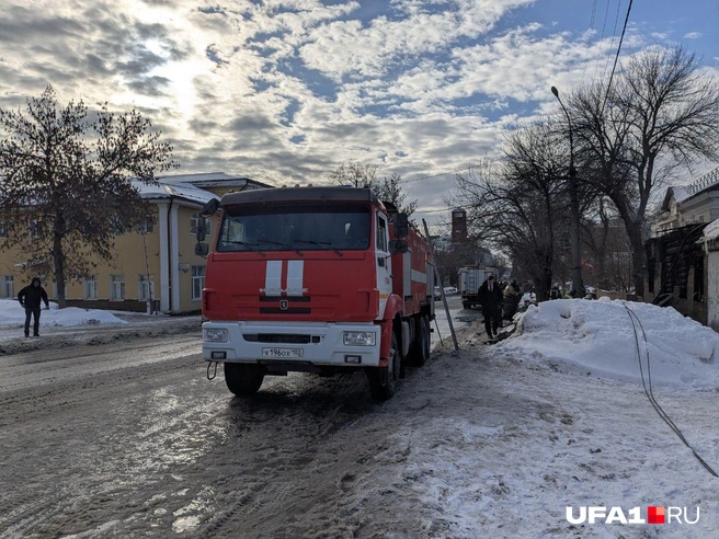 Спасатели боролись с огнем несколько часов  | Источник: Булат Салихов / UFA1.RU 