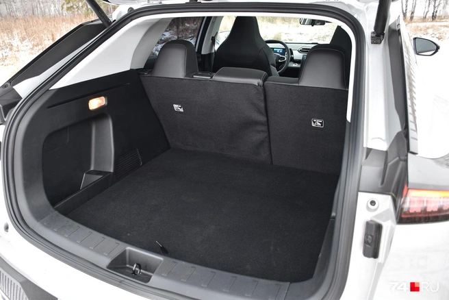 Просторный и удобный багажник: не хватает сеточек для фиксации груза. Пятилитровую бутылку закрепить проблематично | Источник: Артем Краснов