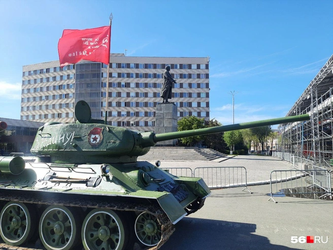 Танк со знаменем на фоне памятника Владимиру Ленину | Источник: Анастасия Баринова / 56.RU