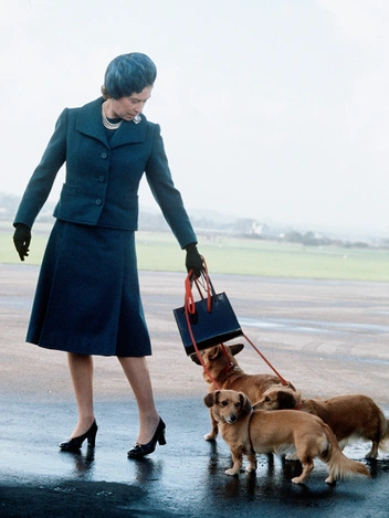 Ее Величество прибывает в аэропорт Абердина, направляясь на каинкулы в Балморале, 1974