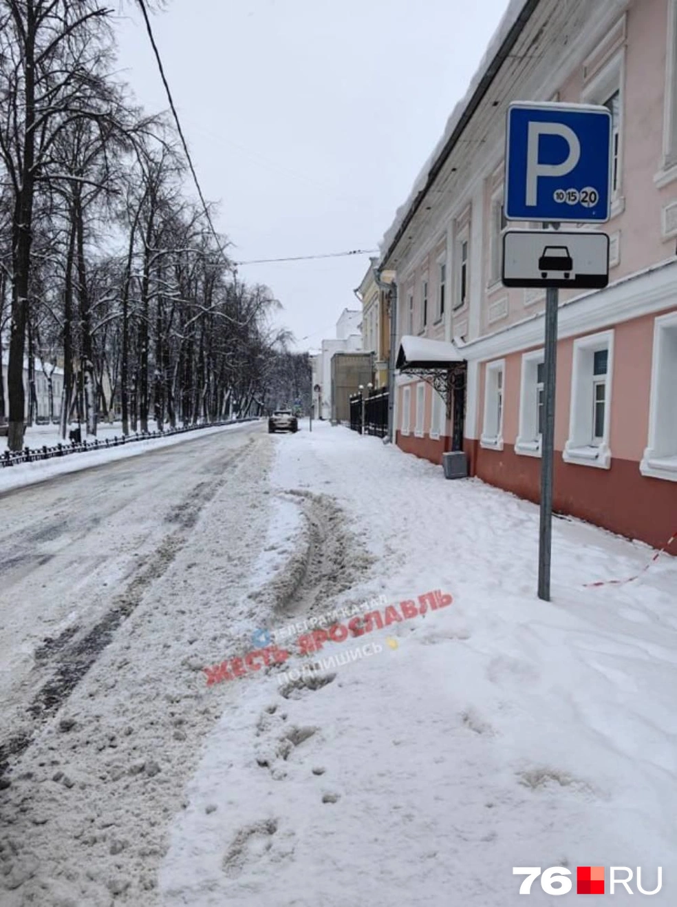 Ярославцы заметили, что неплохо было бы запустить снегоуборочную технику на платных стоянках | Источник: Жесть Ярославль / Telegram