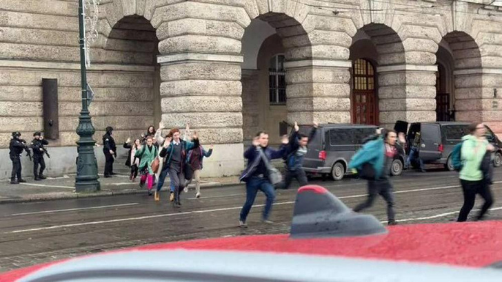 В институте Праги студент убил 10 человек, ранил 30 и покончил с собой