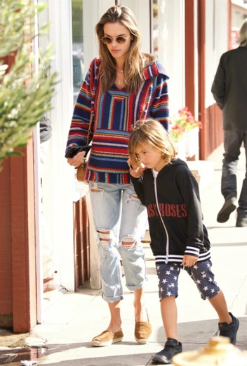 Алессандра Амбросио с сыном Ноа в Лос-Анджелесе, 12 января | marieclaire.ru