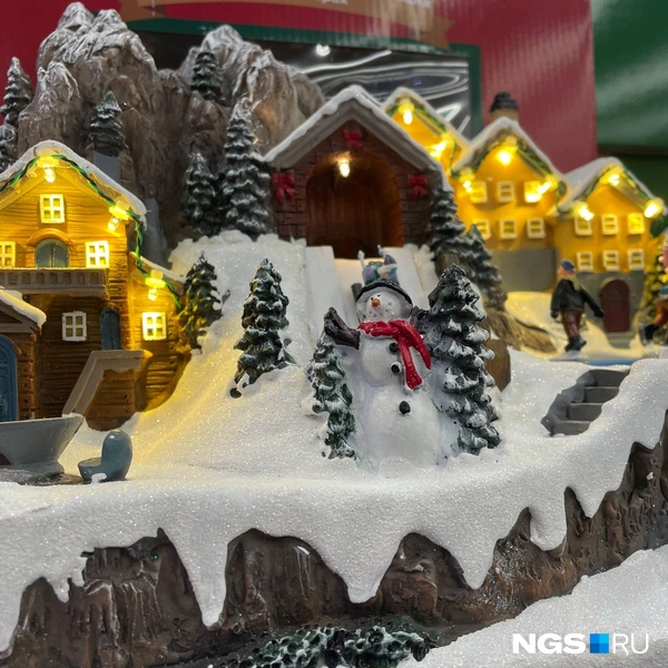 Все фигурки двигаются, фоном играет рождественская мелодия | Источник: Алёна Золотухина / NGS.RU