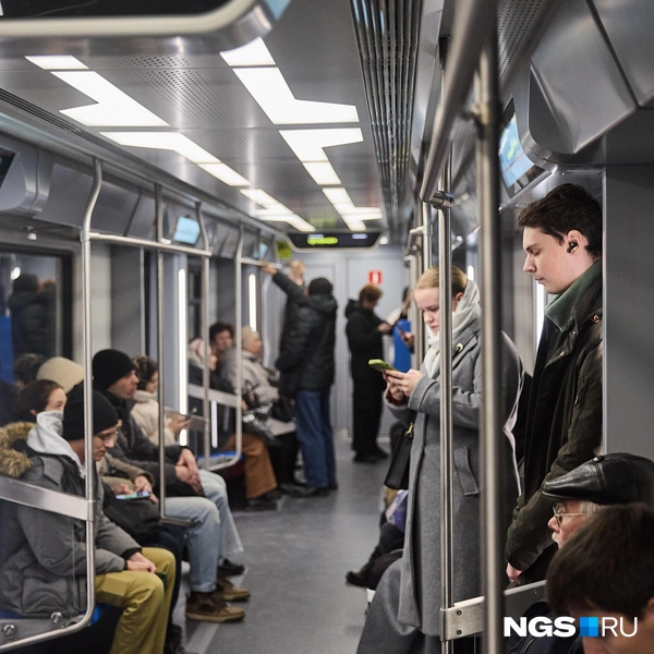 На станции «Спортивная» чиновники вышли из метро и вернулись к делам | Источник: Александр Ощепков / NGS.RU