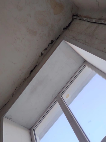 Трещины идут как в подъездах, так и в квартирах | Источник: предоставил Иван Б.