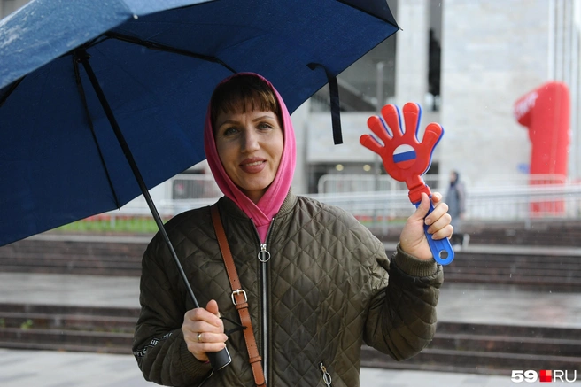 Еще одна красотка-болельщица&nbsp;— с хлопушкой, чтобы ее наверняка было слышно | Источник: Ирина Тропина / 59.RU