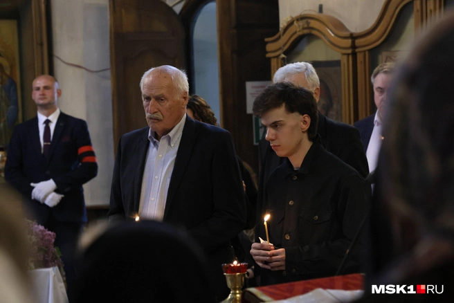 Внук Владимира Молчанова&nbsp;— возле гроба | Источник: Артем Устюжанин / MSK1.RU