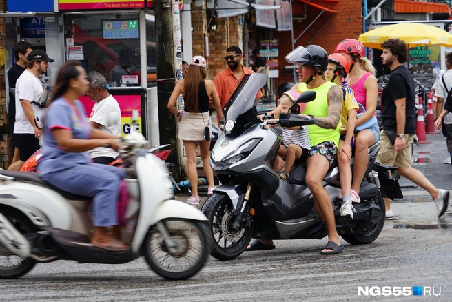 Проехались бы всей семьей на одном скутере? | Источник: Тамара Башаева / NGS55.RU