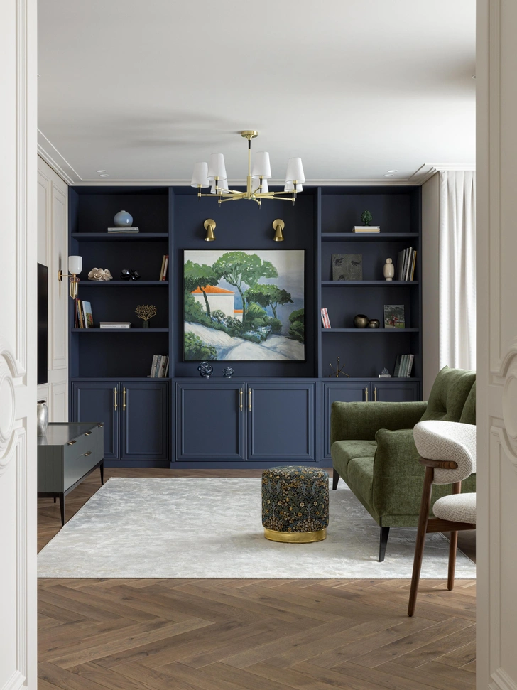Высокие шкафы и библиотека, столярная мастерская по эскизам LFUSION. Пол, инженерная доска.  | Источник: Елизавета Гуровская. Стиль: студия LFUSION