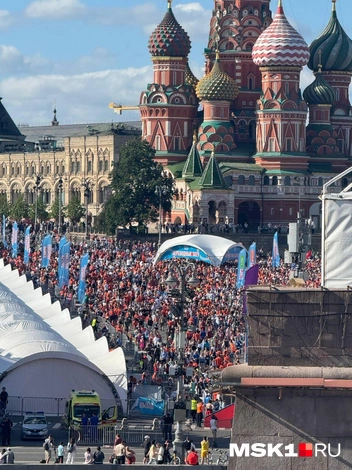 Стартуют и финишируют бегуны у Васильевского спуска | Источник: Читатель MSK1.RU
