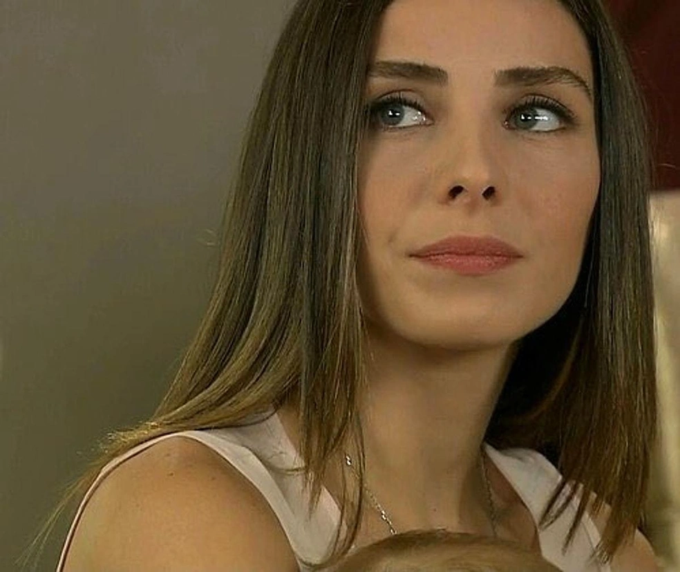 Нур сыграла сестру главной героини | Источник: кадр из сериала «Запретная любовь» (16+), реж. Хиляль Сарал, студия Ay Yapım, 2008–2010 годы