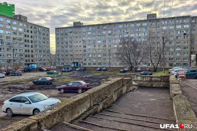 Местные паркуют свои машины на газоне и снимают номера — мы насчитали около десятка таких транспортных средств | Источник: Булат Салихов / UFA1.RU