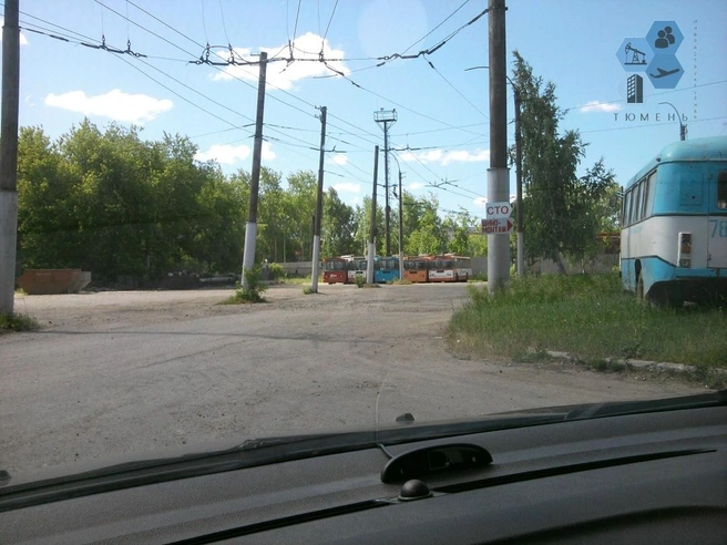 Пять одиноких троллейбусов на фоне пустого депо | Источник: «Тюмень Инфраструктурная» / Vk.com 