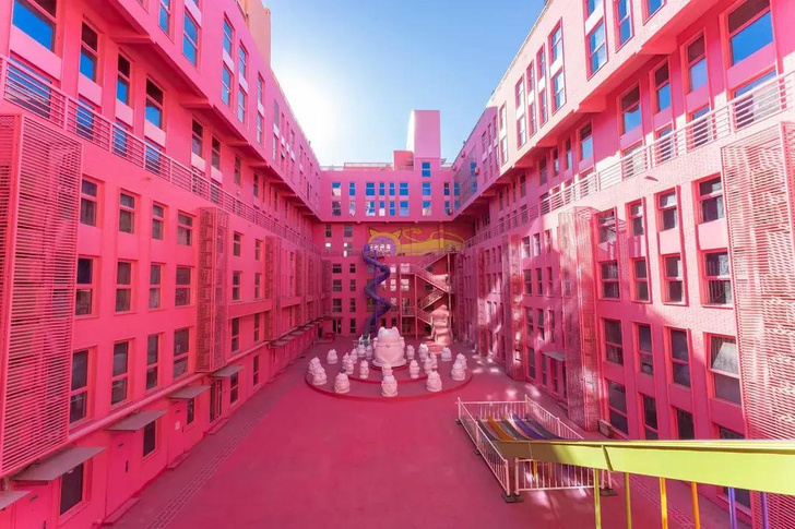 Розовый в архитектуре: 7 впечатляющих примеров со всего мира