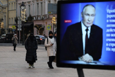 Москвичи следили за прямой линией Путина на улицах