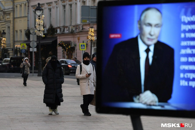 Прямую линию с Владимиром Путиным показывают на улицах Москвы | Источник: Артём Устюжанин / MSK1.RU