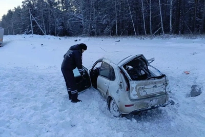 На Тюменском тракте легковушка столкнулась с грузовиком: двое погибли