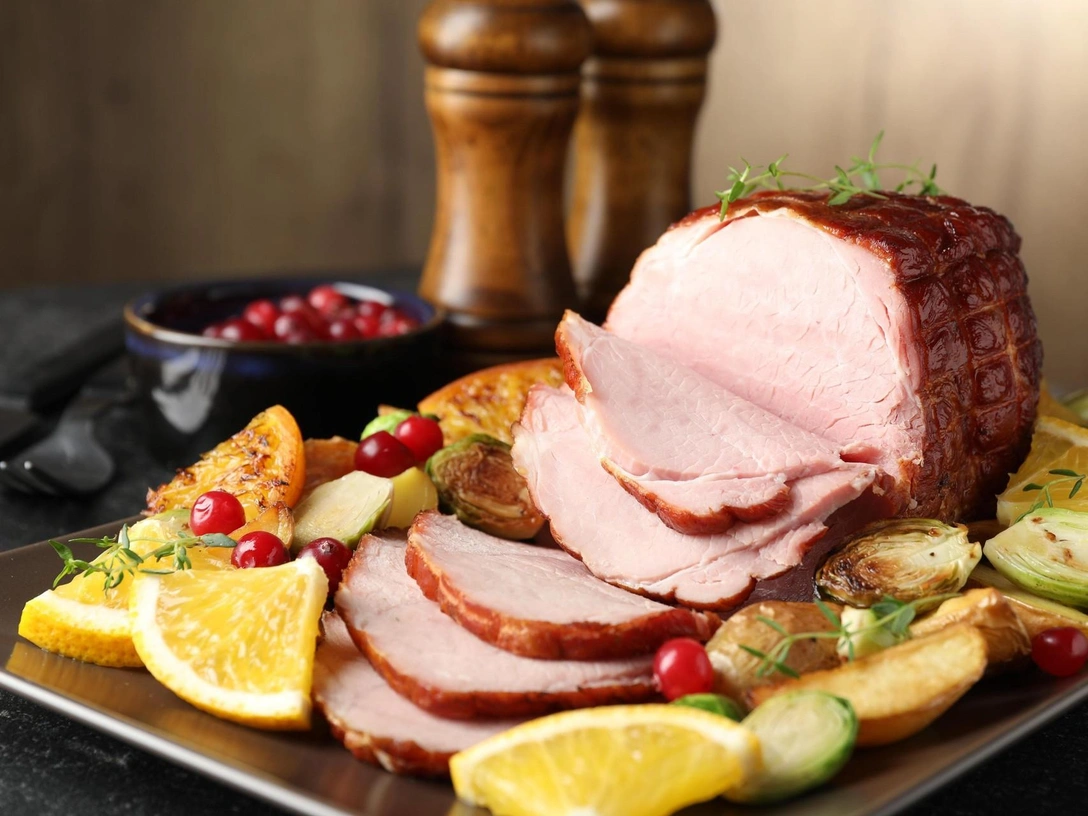 Рецепт и лайфхак, чтобы приготовить дома идеальную ветчину | marieclaire.ru