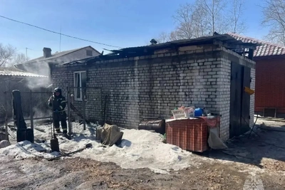 В Моховой Пади загорелись гараж и хозяйственная постройка