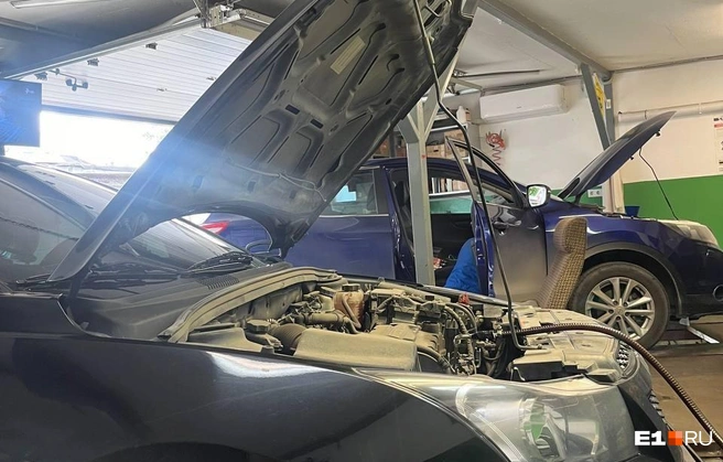 Меньше чем через месяц после покупки синий Nissan оказался в автосервисе с неисправным вариатором | Источник: предоставлено хозяйкой автомобиля