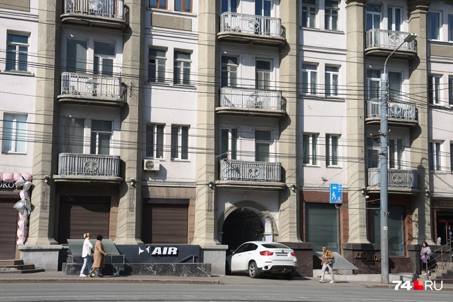 В центре&nbsp;дома&nbsp;— арочный сквозной проезд во двор. Первый этаж изначально предусматривали под торговлю | Источник: Михаил Шилкин