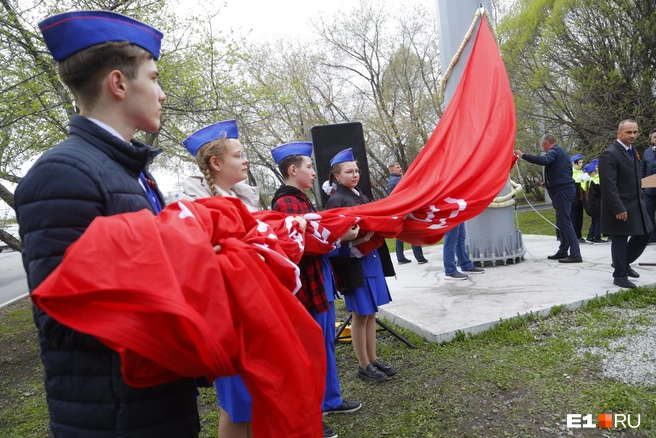 Унести одному огромное знамя было бы невозможно | Источник: Владислав Лоншаков / E1.RU