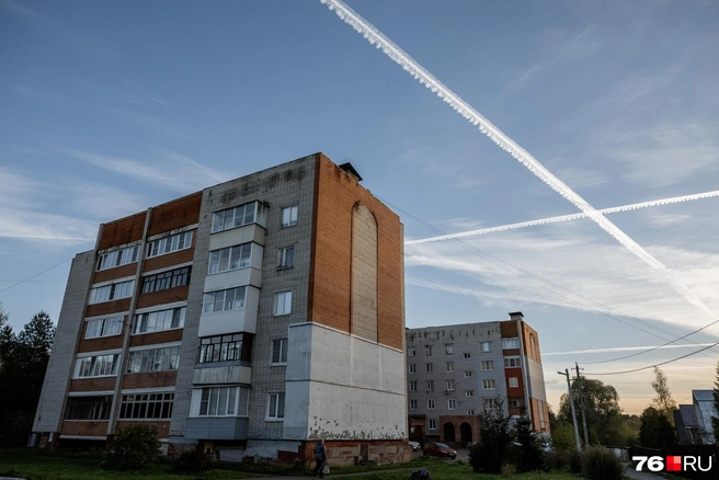 Небо над поселком испещрено следами постоянно пролетающих самолетов  | Источник: Александр Куренной / 76.RU