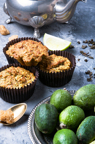 Маффины с фейхоа4 зеленых яблока очистить от кожуры и семян, нарезать дольками. Положить в кастрюлю, залить 1/4 ст. холодной воды, добавить 2 ст. л. сахара, довести до кипения и варить 5-10 минут. Очистить 8 фейхоа от кожицы, смешать с остывшей яблочной массой и выложить в невысокую форму для выпечки. Сделать крошку из 100 г рубленого сливочного масла, 1/2 ст. муки, 1/2 ст. коричневого сахара, 1/2 ст. овсяных хлопьев и 1/4 ст. кокосовой стружки. Посыпать крошкой массу из яблок и фейхоа. Выпекать в предварительно нагретой до 180 C духовке 30 минут.