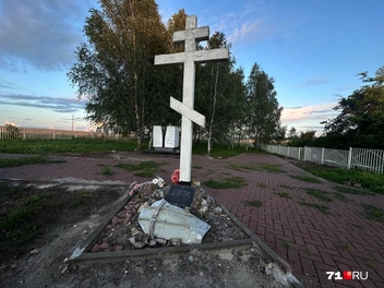 Смотреть на крест с креслом больно | Источник: Максим Улитов / 71.RU