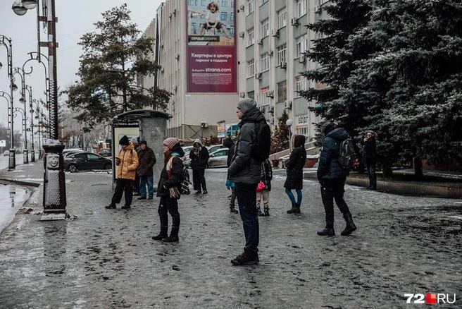 *Научите правильно ходить в слякоть-чтобы сапоги сзади не забрызгивались!*