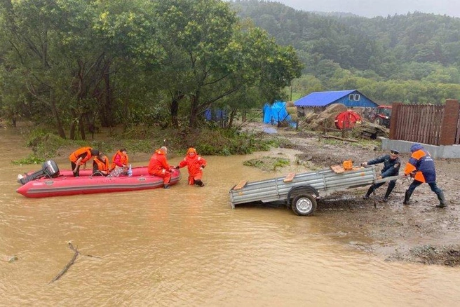 Местным понадобилась помощь спасателей  | Источник: МЧС России / Telegram 