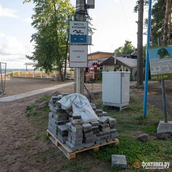 Тротуарной плитке еще предстоит быть уложенной | Источник: Андрей Бок / FONTANKA.RU
