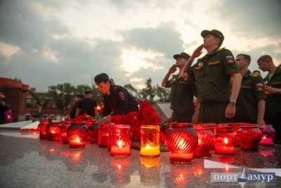 Благовещенцы зажгли свечи в память о героях войны