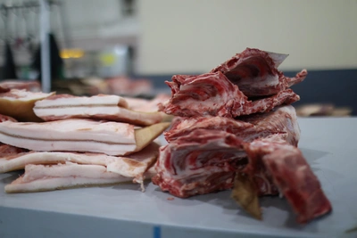 Сальмонеллу и листерии нашли в продуктах для омских школ и больниц