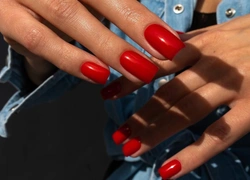 Маникюр на Новый год 2026: главные цвета и идеи сезона