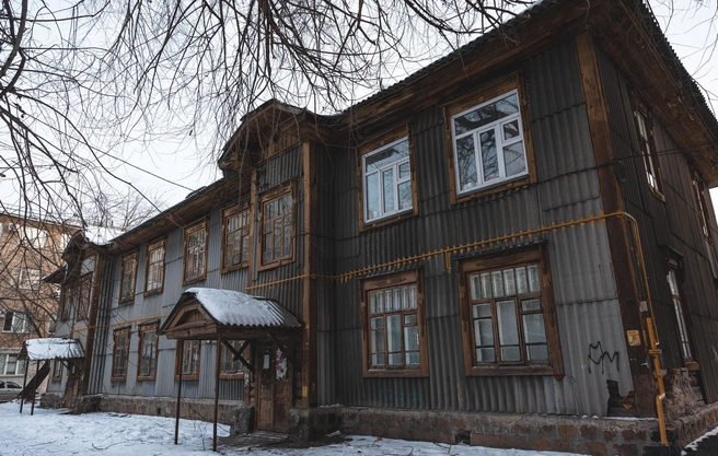 Этот барак построили в 1928 году. Со временем он оказался в центре Челябинска. К сносу его приговорили только в этом году, так как участок попал под КРТ | Источник: Наталья Лапцевич
