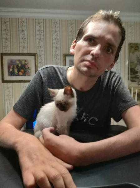 Мать перенесшего инсульт Алексея Янина рассказала о его реабилитации и поделилась новыми фото актера