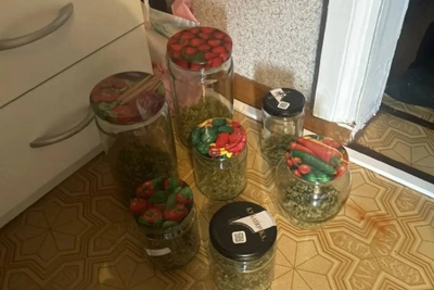У астраханца изъяли семь банок марихуаны