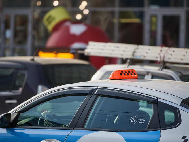 Часть водителей планирует сменить сферу деятельности, другие надеются на рост доходов в праздничные месяцы | Источник: Александр Ощепков / NGS.RU