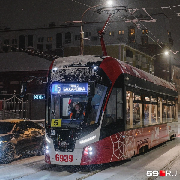 Снег облепил даже трамваи | Источник: Тимофей Калмаков / 59.RU