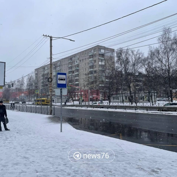 На дорогах снежная каша быстро превращается в лужи | Источник: читатель 76.RU