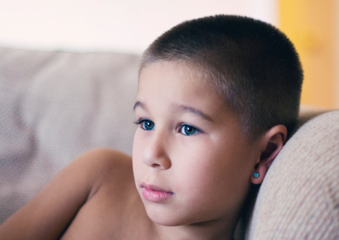 Австралийку раскритиковали за то, что она разрешила 5-летнему сыну проколоть уши