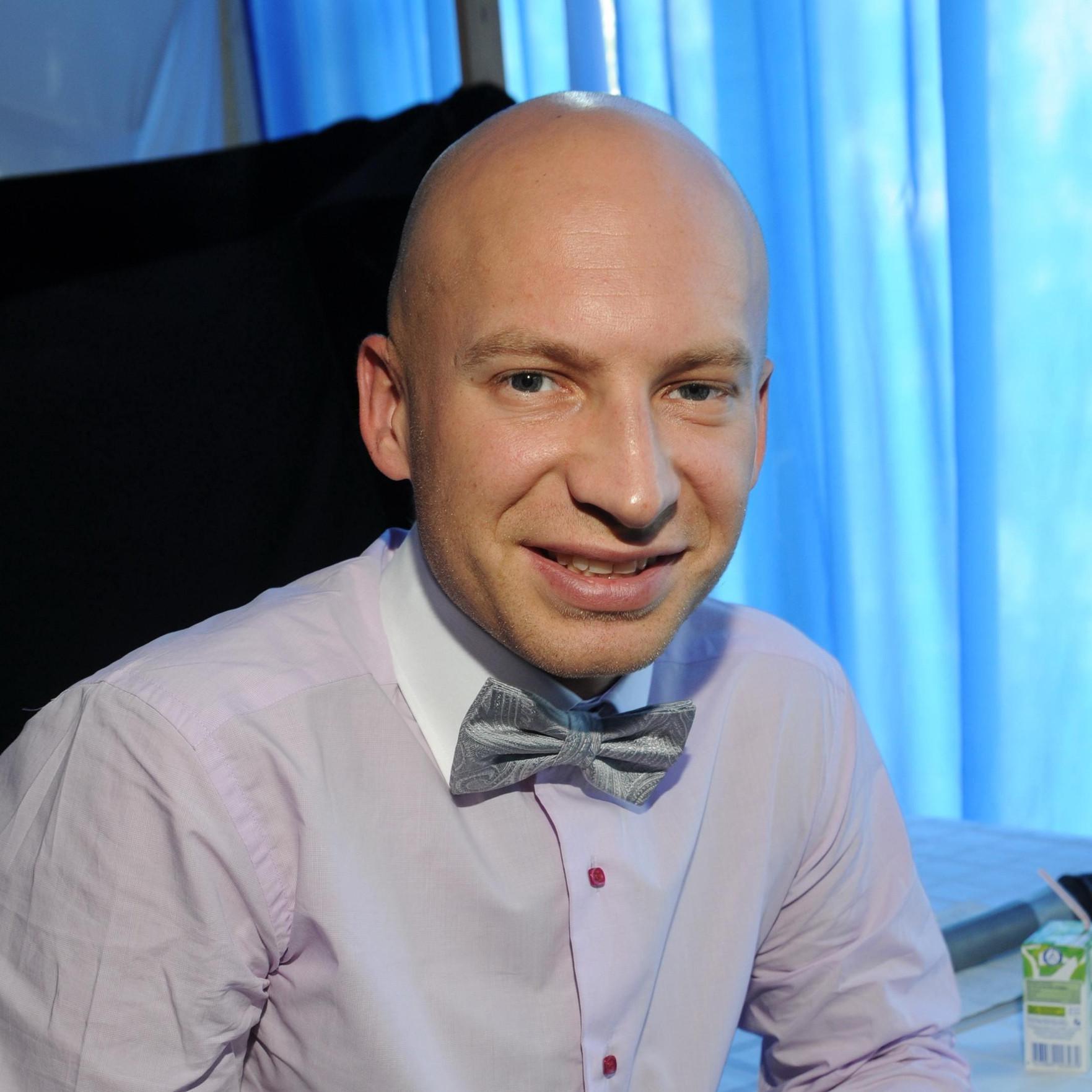 Уехал из РФ, открестился от сына бывшей жены-модели, стал стендап-комиком. Роман Третьяков без Бузовой