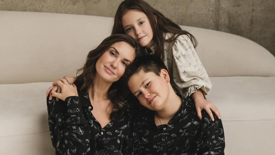 Повзрослел на глазах: 13-летний сын Муцениеце легко поднял маму на руки