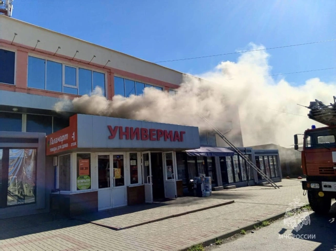 В Ростовской области сгорел торговый центр. Погибли сотрудница и пожарный | Источник: Официальный канал ГУ МЧС России по Ростовской области